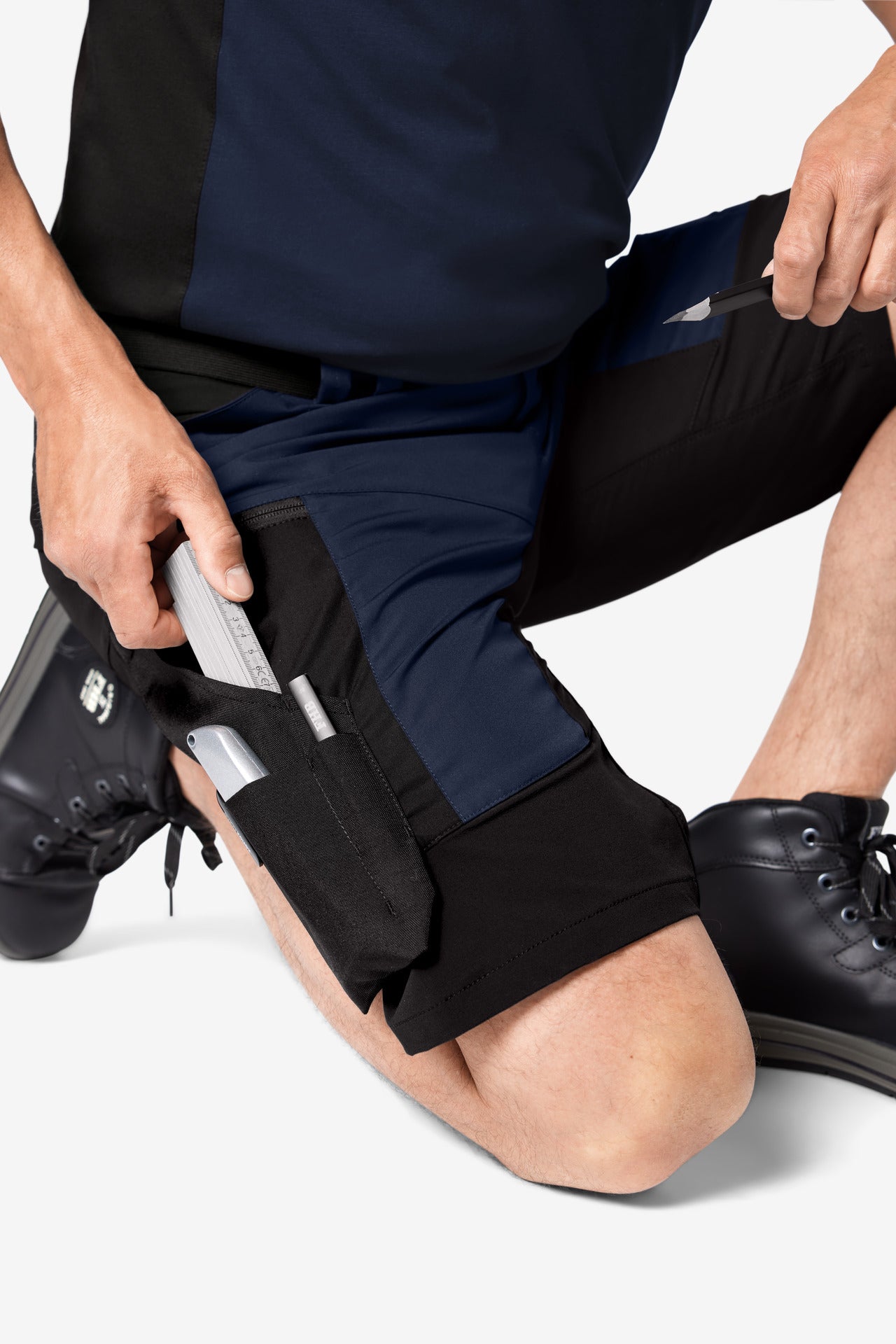 FHB Kim Stretch Bermuda Arbeitshorts Navy/Schwarz 125200 + gratis Zimmermannsbleistift