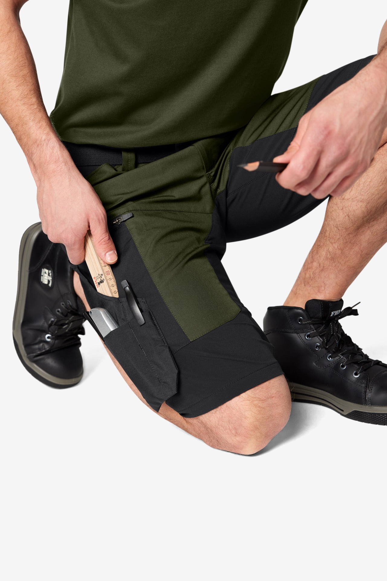 FHB Kim Stretch Bermuda Arbeitshorts Oliv/Schwarz 125200 + gratis Zimmermannsbleistift