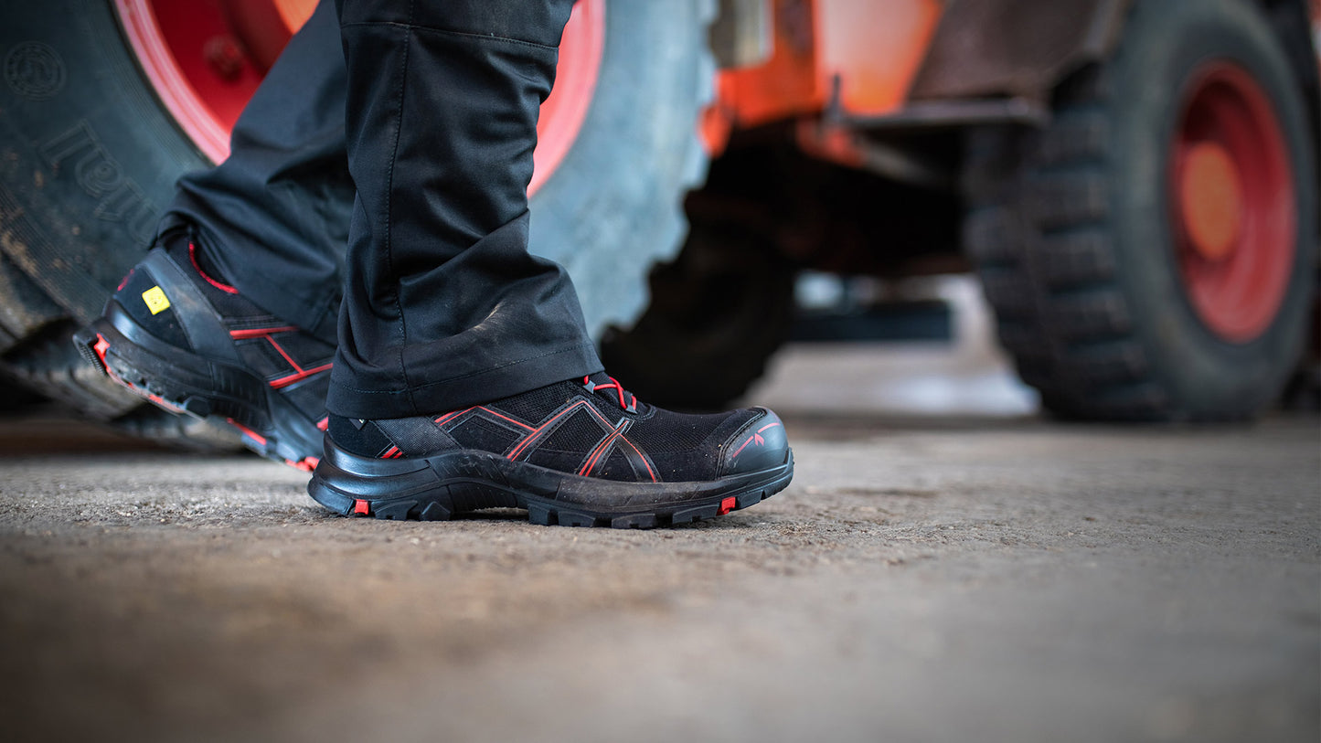 HAIX Black Eagle Safety 40.1 low/black-red Arbeitsschuhe S3 610002 + gratis HAIX Athletic Socken
